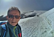 45 Alta neve ammassata sul lato a monte della strada